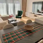 아파트 Llama